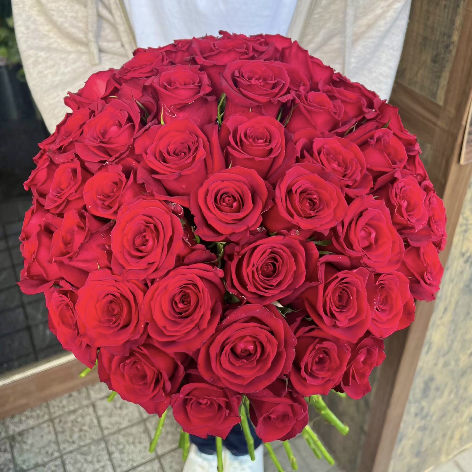 【結婚記念日】大切な日に贈る50本の赤いバラ
