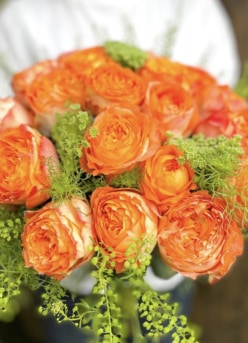 美しいフォルムが特徴的なオレンジバラの花束