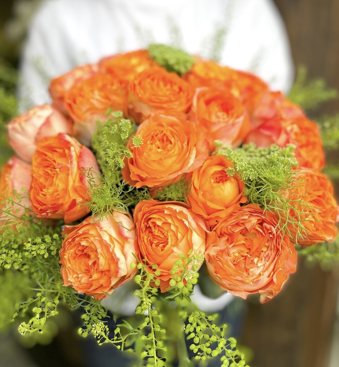 美しいフォルムが特徴的なオレンジバラの花束
