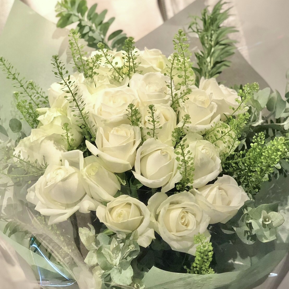 【お誕生日のギフト】白いバラのナチュラルブーケ
