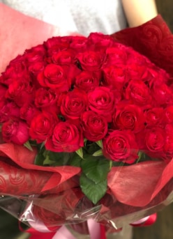 【大切な記念日に】赤バラ50本の花束