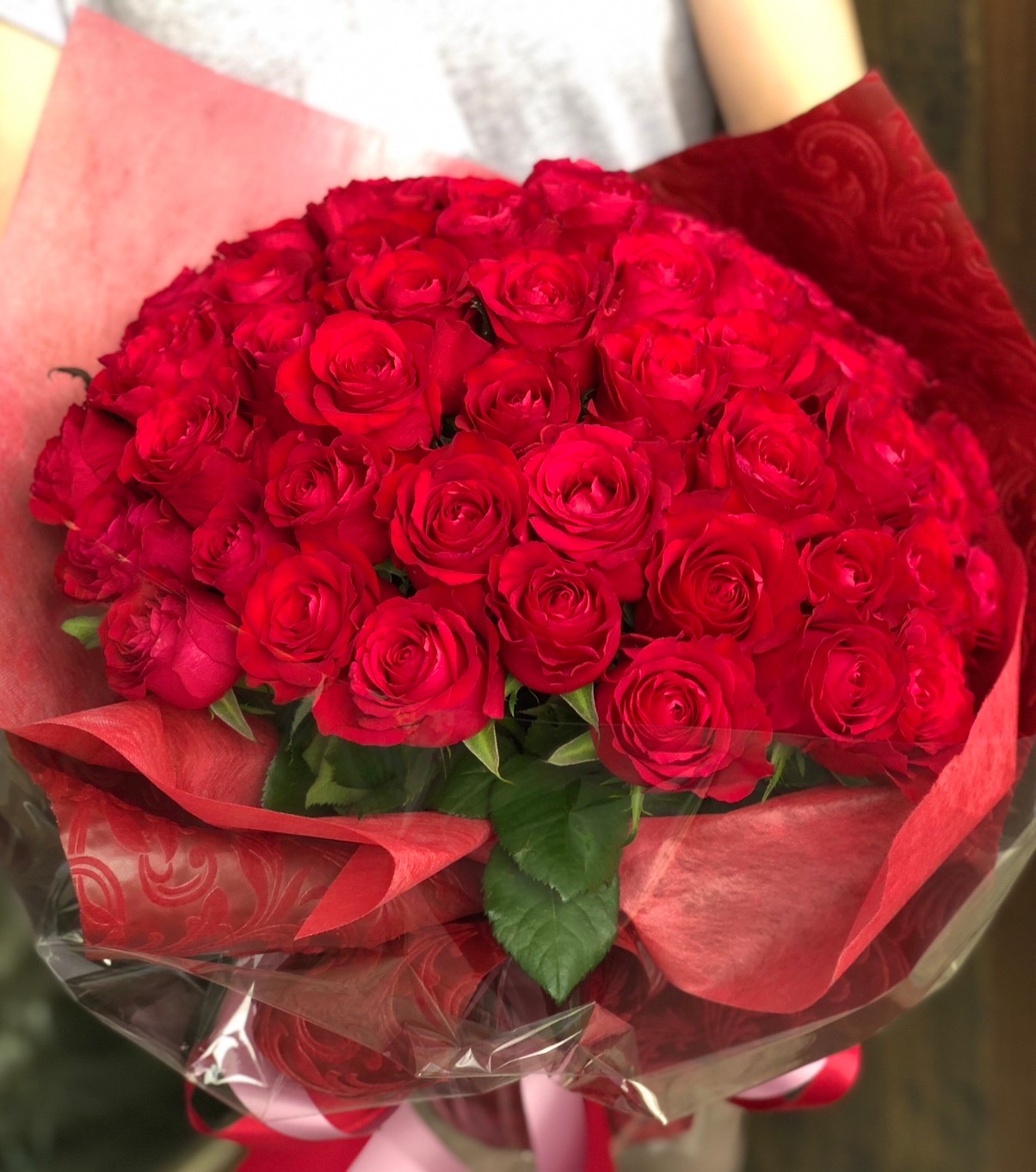 【大切な記念日に】赤バラ50本の花束