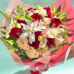 【サプライズギフト】バラやユリの華やかな花束