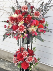 【公演祝い】千代田区へお届け　赤いダリアの華やかな2段スタンド花