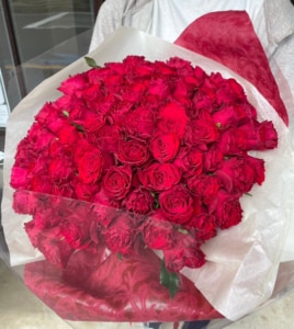 大田区大森へお届けした赤いバラ99本の花束 大田区大森へお届けした赤いバラ99本の花束