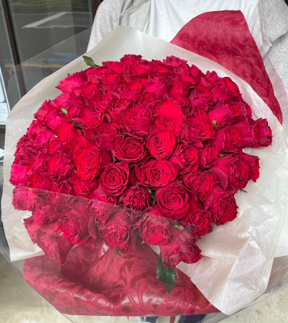 大田区大森へお届けした赤いバラ99本の花束