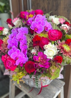 美輪明宏様への華やかなお祝い花　フラワーアレンジメント