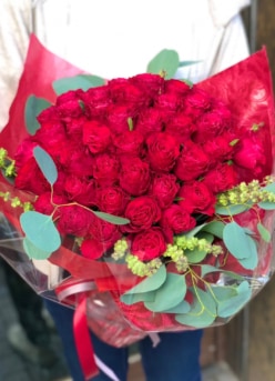 【結婚記念日】高級感ある赤いバラ50本の花束