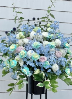 【世田谷区三軒茶屋】開店祝いのスタンド花をお届け ブルー系