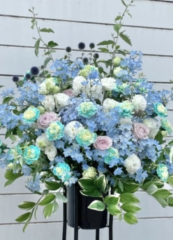 【水色・ブルー系】世田谷区内へスタンド花をお届け｜フラスタ・祝い花