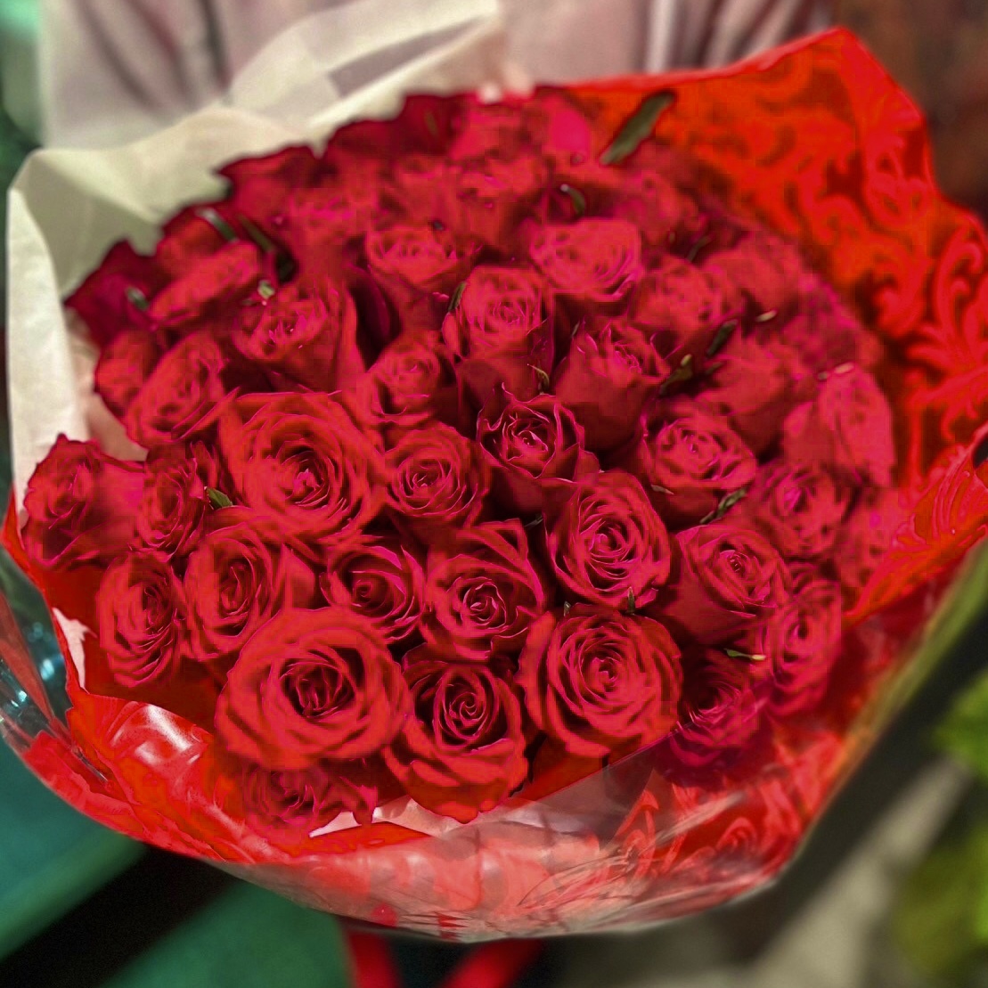 【特別感な日の贈り物に】高級感ある赤いバラ50本の花束