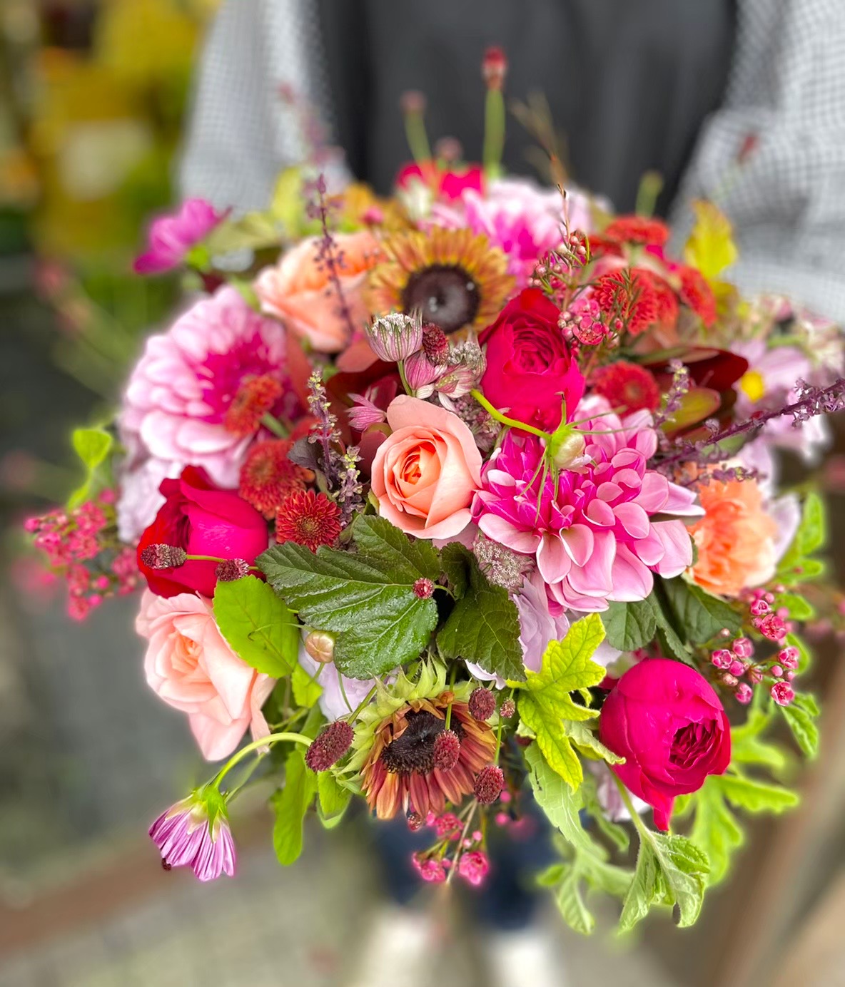 季節の花材を束ねたボリューム感たっぷりの花束