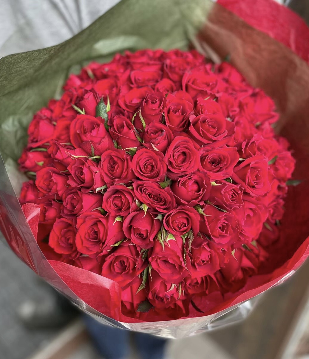 【特別な日の贈り物に】赤いバラ100本の花束