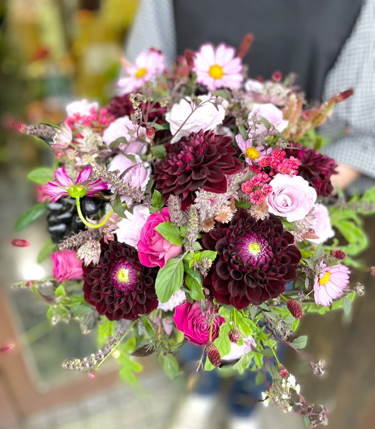 特別な日の贈り物に。秋の花材を束ねた季節の花束