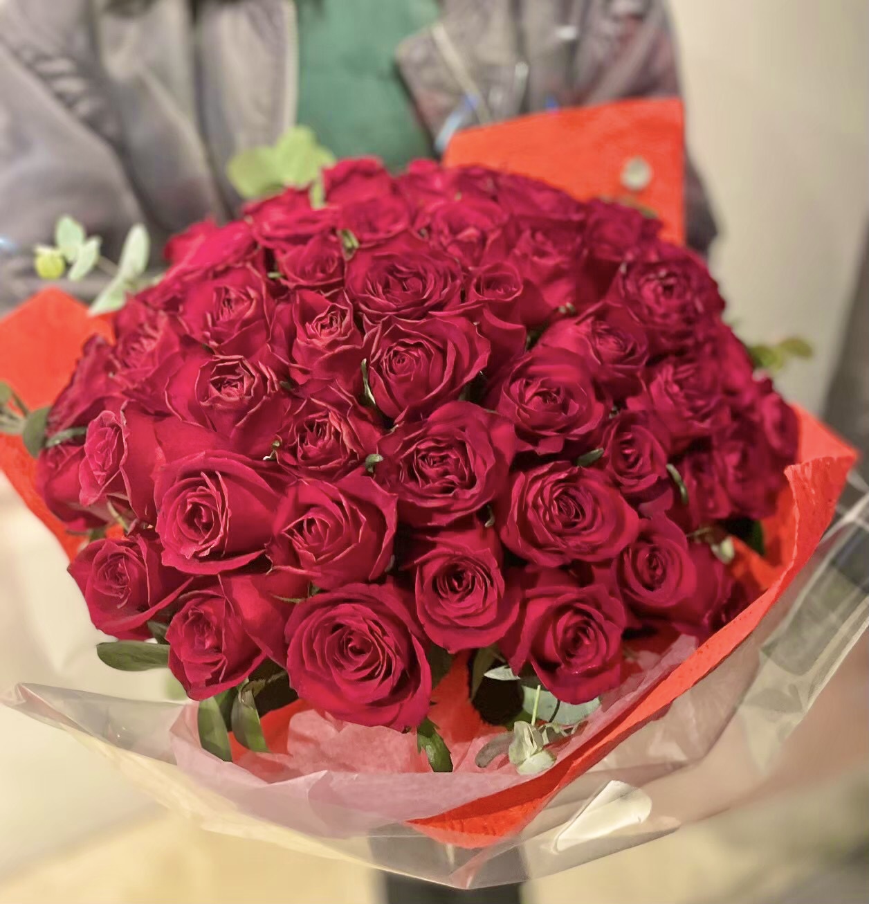 【プロポーズ】「永遠」の花言葉を持つ50本の赤いバラ