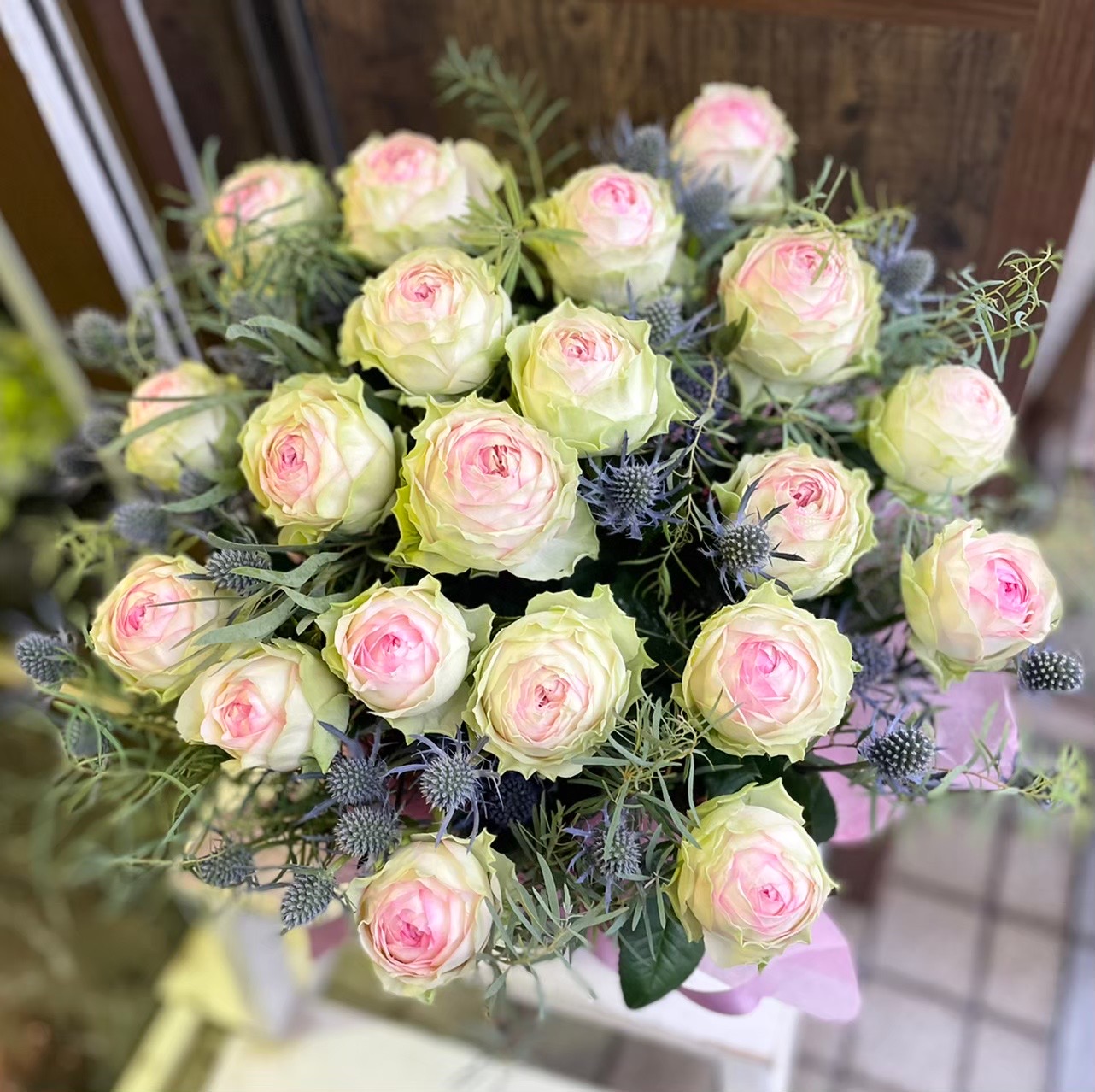 【結婚祝い】高級感あるバラ「アルヌワブラン」のフラワーアレンジメント