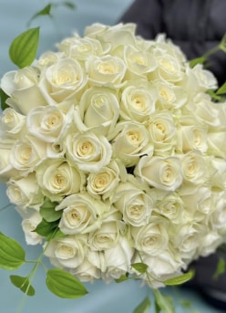 【大切な記念日に】白いバラ50本の豪華な花束