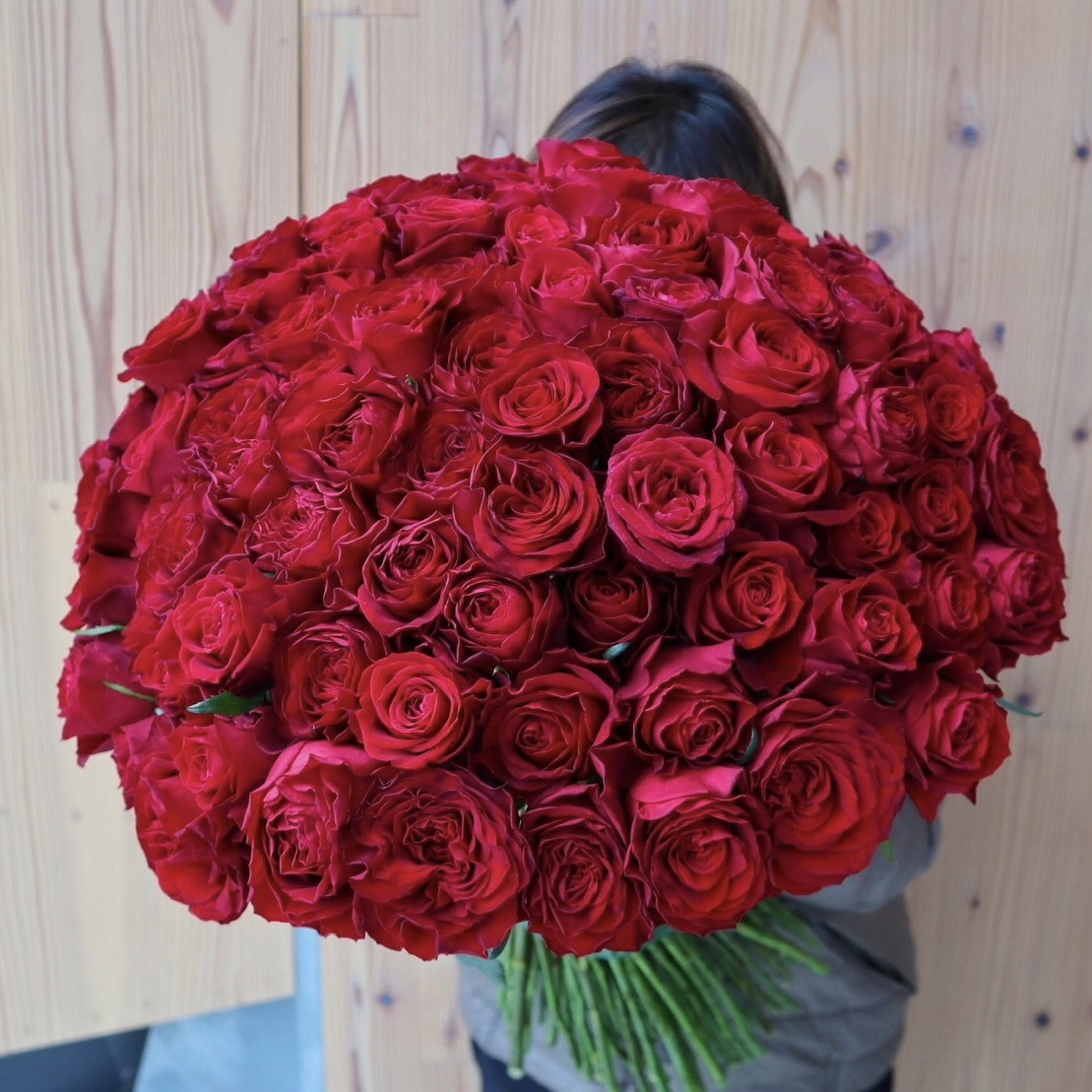 【プロポーズ】想いを伝える100本の赤いバラ