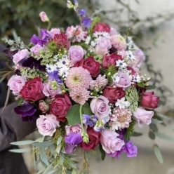 お誕生日に贈る、紫・ピンク系の花束