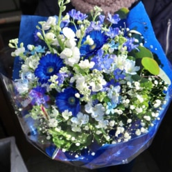 【青い花】推しの誕生日をお祝いする花束