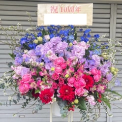 【港区西麻布】公演祝いのスタンド花をお届け