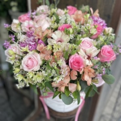 【個展お祝い】華やかなアレンジメント