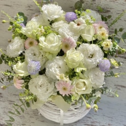 【結婚記念日】祝福の想いを込めた、華やかで愛らしいアレンジメント