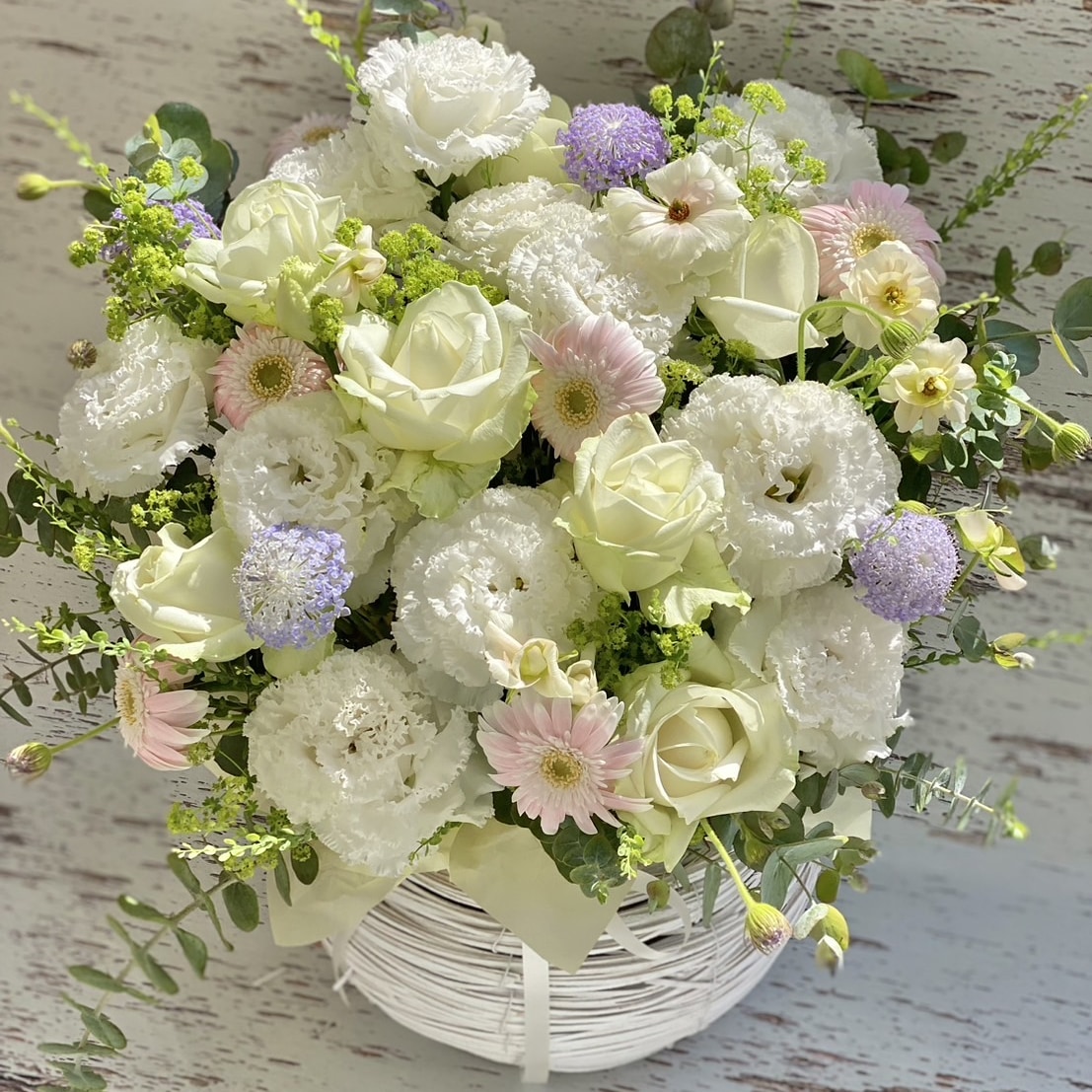 【結婚記念日】祝福の想いを込めた、華やかで愛らしいアレンジメント 【結婚記念日】祝福の想いを込めた、華やかで愛らしいアレンジメント