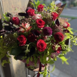 【公演お祝い】真紅の薔薇と黒い影が織りなす、謎めいた夜会アレンジメント