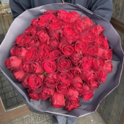 赤いバラ60本の花束をお届け