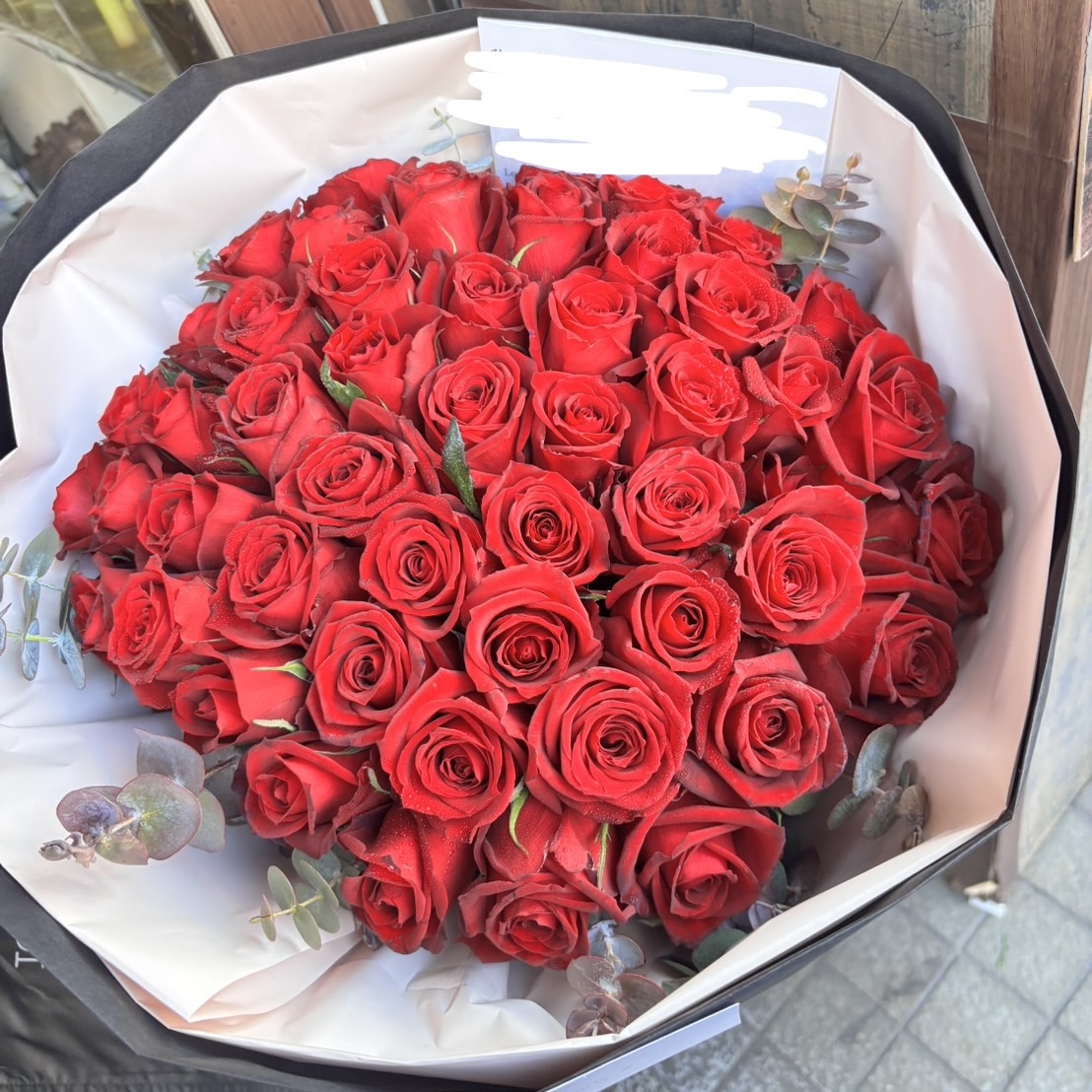 赤いバラ50本の花束をお届け