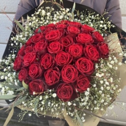 赤いバラ33本の花束をお届け