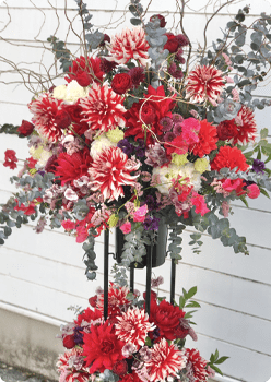 【公演祝い】赤いダリアの華やかな2段スタンド花